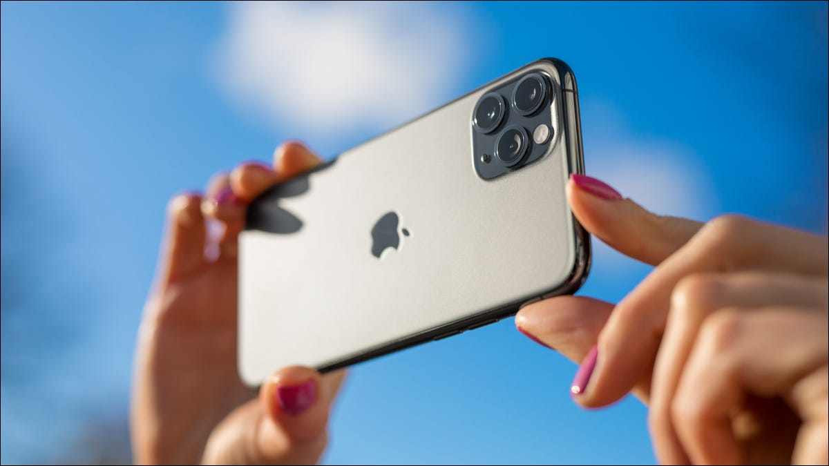 Una persona que toma una foto al aire libre con un iPhone.