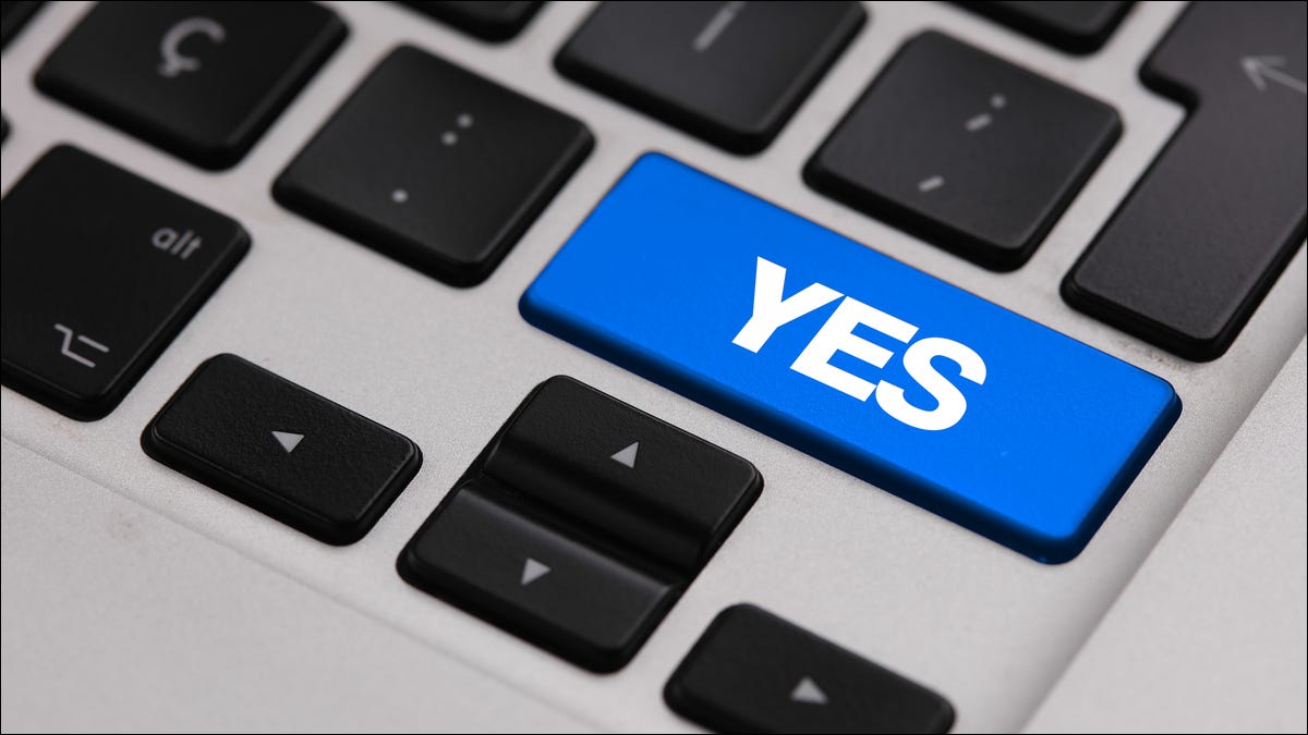 Un gran botón "Sí" en un teclado MacBook.