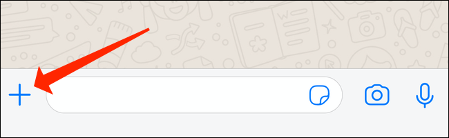 El botón "+" en WhatsApp para iPhone.