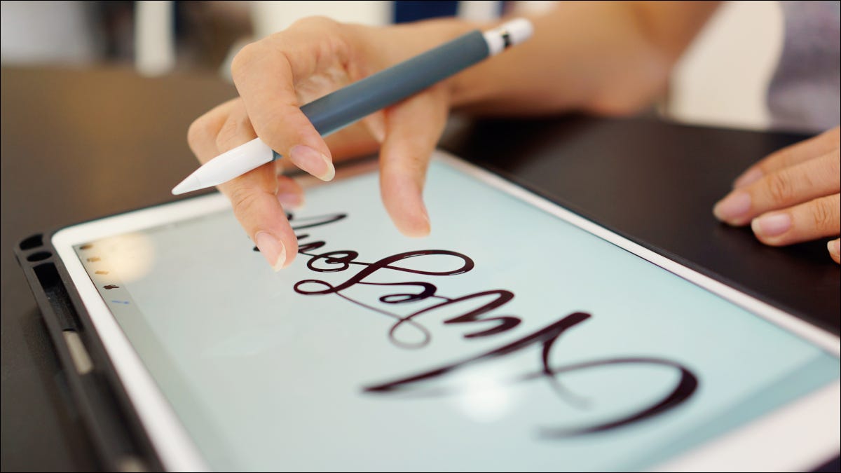 Mujer creando arte gráfico en un iPad con un Apple Pencil