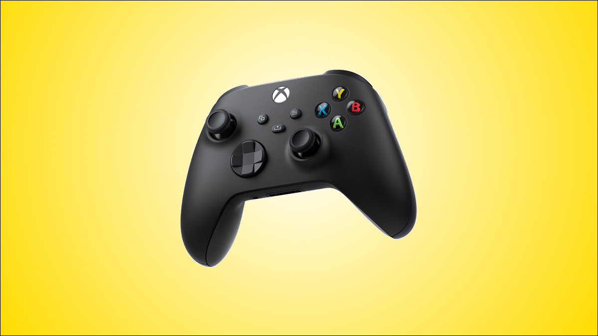 La variante de color negro del mando inalámbrico Xbox, sobre un fondo amarillo.