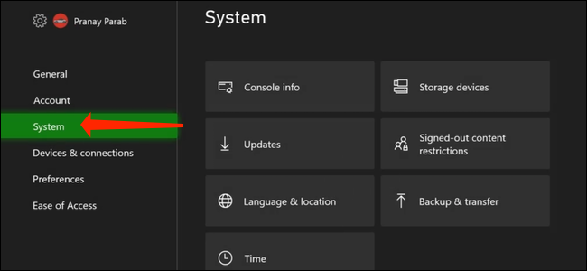 Cuando hayas abierto "Configuración" en Xbox Series X | S, puedes seleccionar la pestaña "Sistema" en el panel izquierdo. 