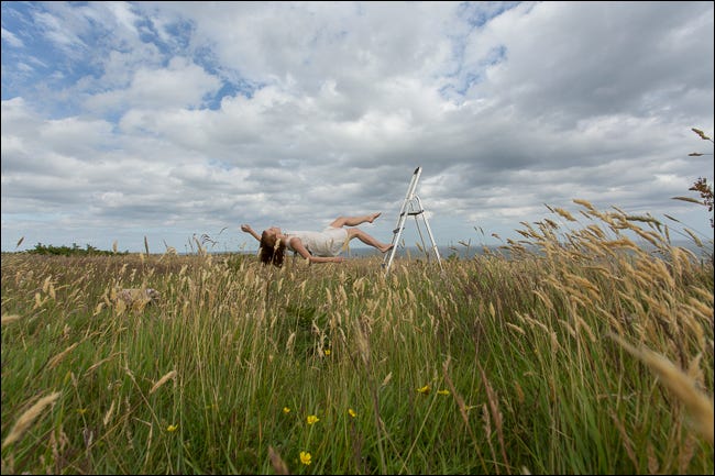 Una mujer acostada en taburetes para una foto de levitación compuesta