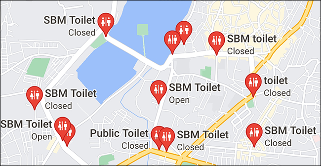 Baños públicos resaltados en un mapa en la aplicación Google Maps.