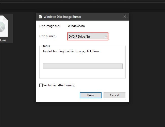 En la ventana Grabadora de imágenes de disco de Windows, elija una unidad de DVD R y haga clic en "grabar". 