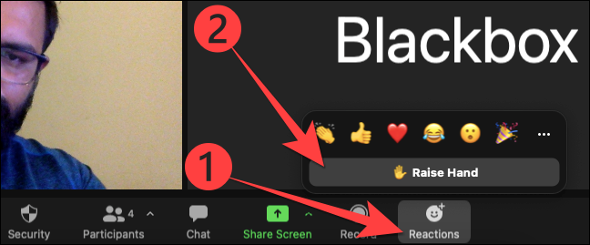 Primero, seleccione el botón "Reacciones" y luego elija la opción "Levantar la mano" en la aplicación de escritorio Zoom.