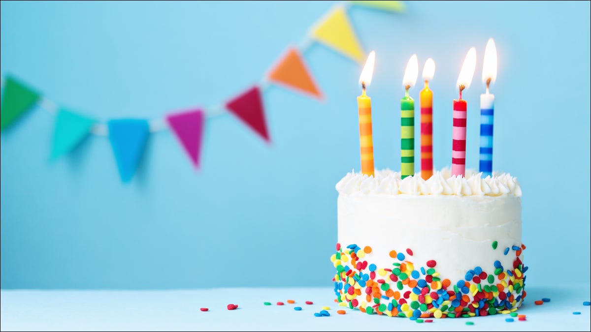 Pastel de cumpleaños con velas de colores y chispitas
