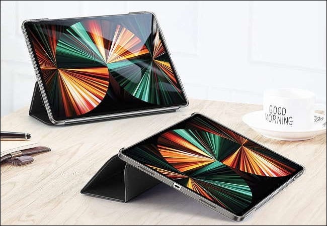 Dos iPad Pros con fundas ESR Ascend en la mesa