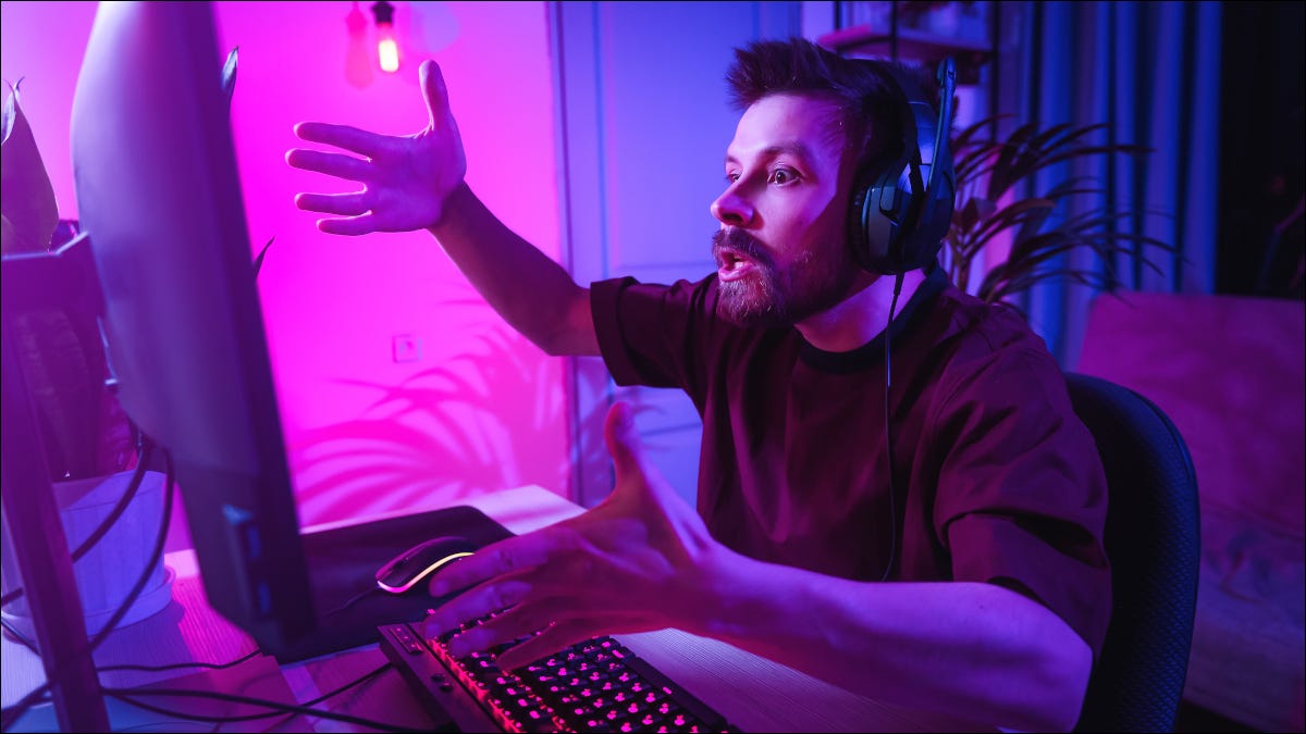 Jugador masculino mirando molesto en la pantalla del ordenador