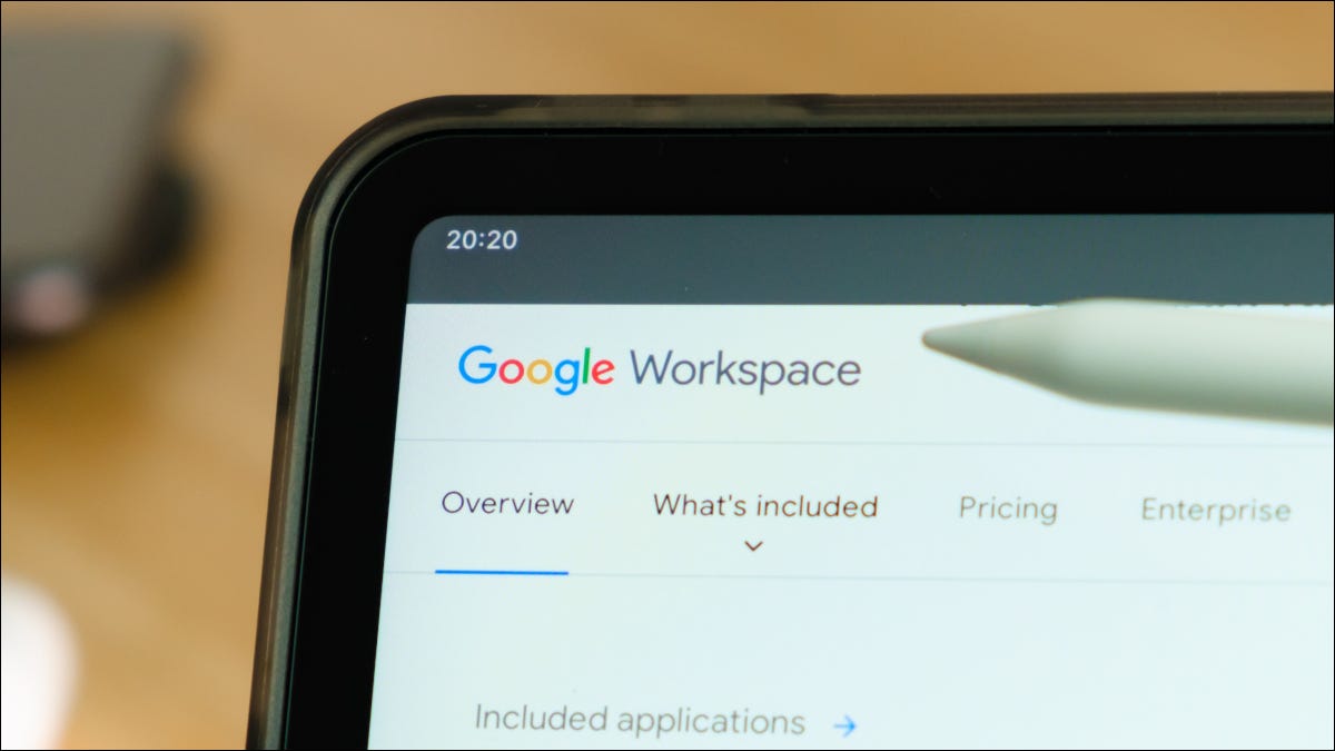 Logotipo de Google Workspace en la esquina de la pantalla de la tableta con lápiz