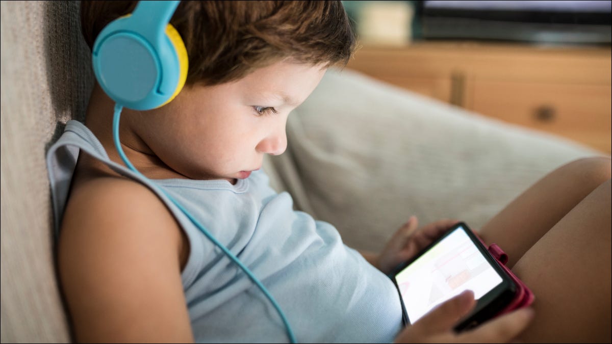 Niño usando el teléfono.