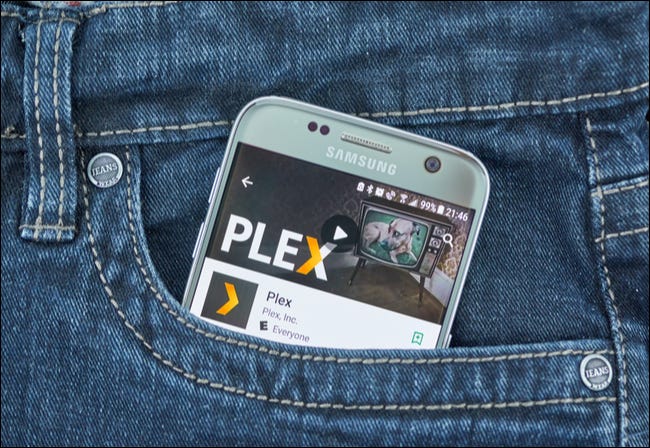 La aplicación Plex en un teléfono inteligente Samsung en el bolsillo de alguien.