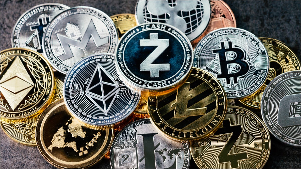 Monedas físicas que representan las criptomonedas Bitcoin, Ethereum, Litecoin, zcash y ripple.