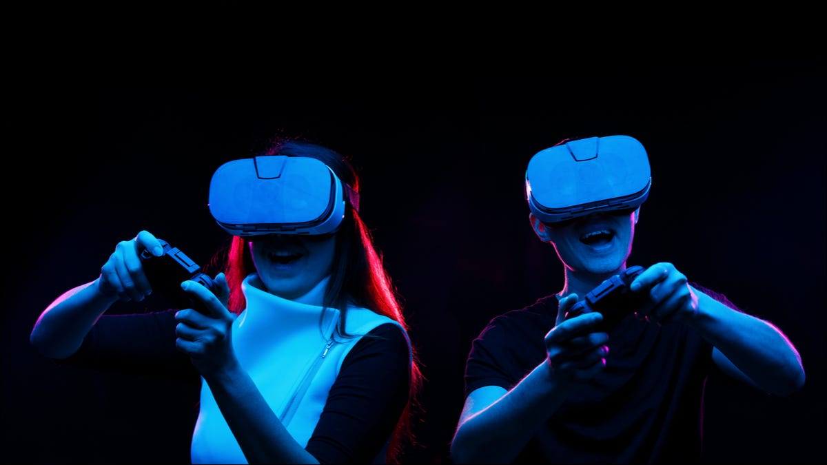 Un par de juegos con cascos de realidad virtual.
