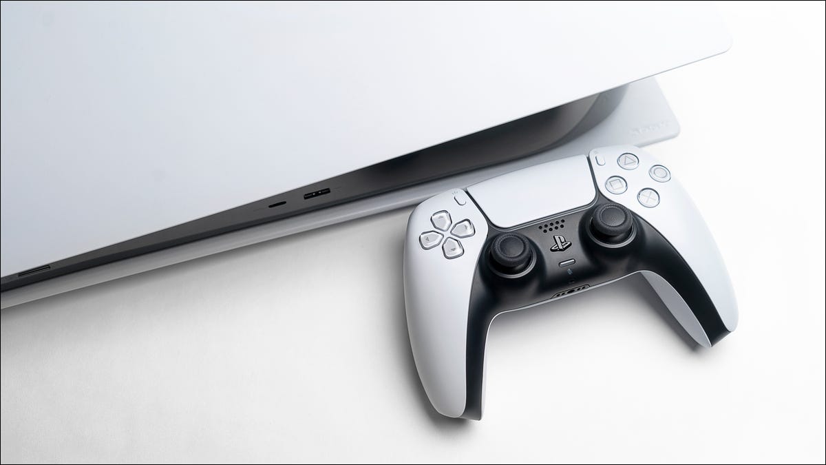 Una consola y un controlador PlayStation 5 blancos.