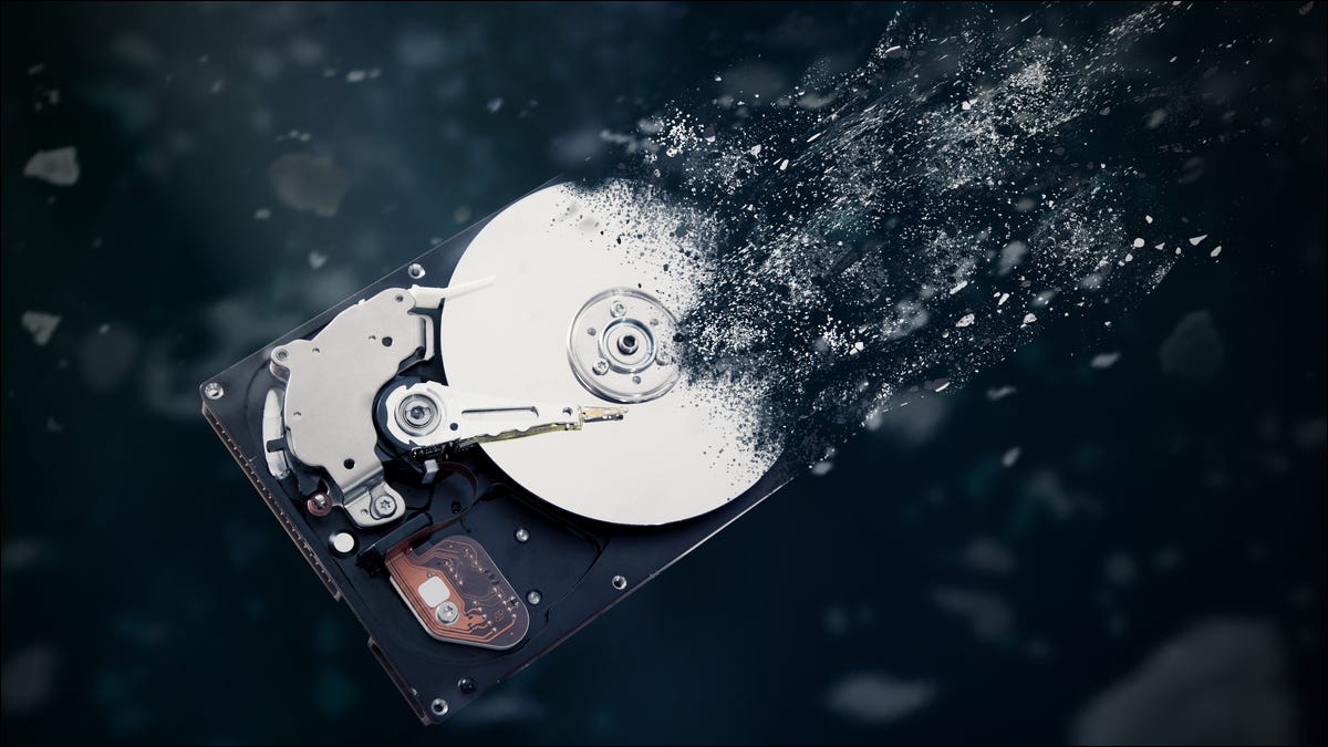 Eine Illustration einer zerfallenden mechanischen Festplatte.