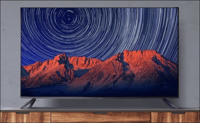 TCL TV en centro de entretenimiento de madera