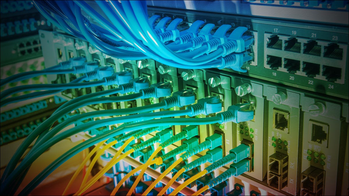 Un arcoíris de cables Ethernet
