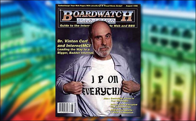 Vint Cerf en la portada de la edición de agosto de 1996 de la revista Boardwatch con una camiseta de "IP en todo".