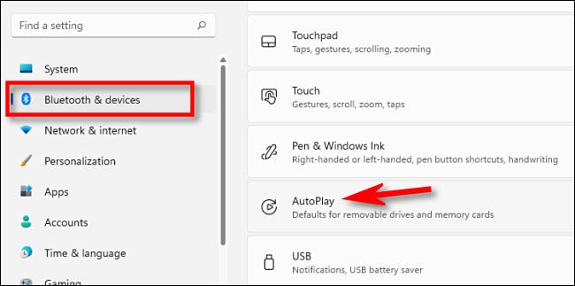 En Configuración, haga clic en "Bluetooth y dispositivos", luego seleccione "Reproducción automática".