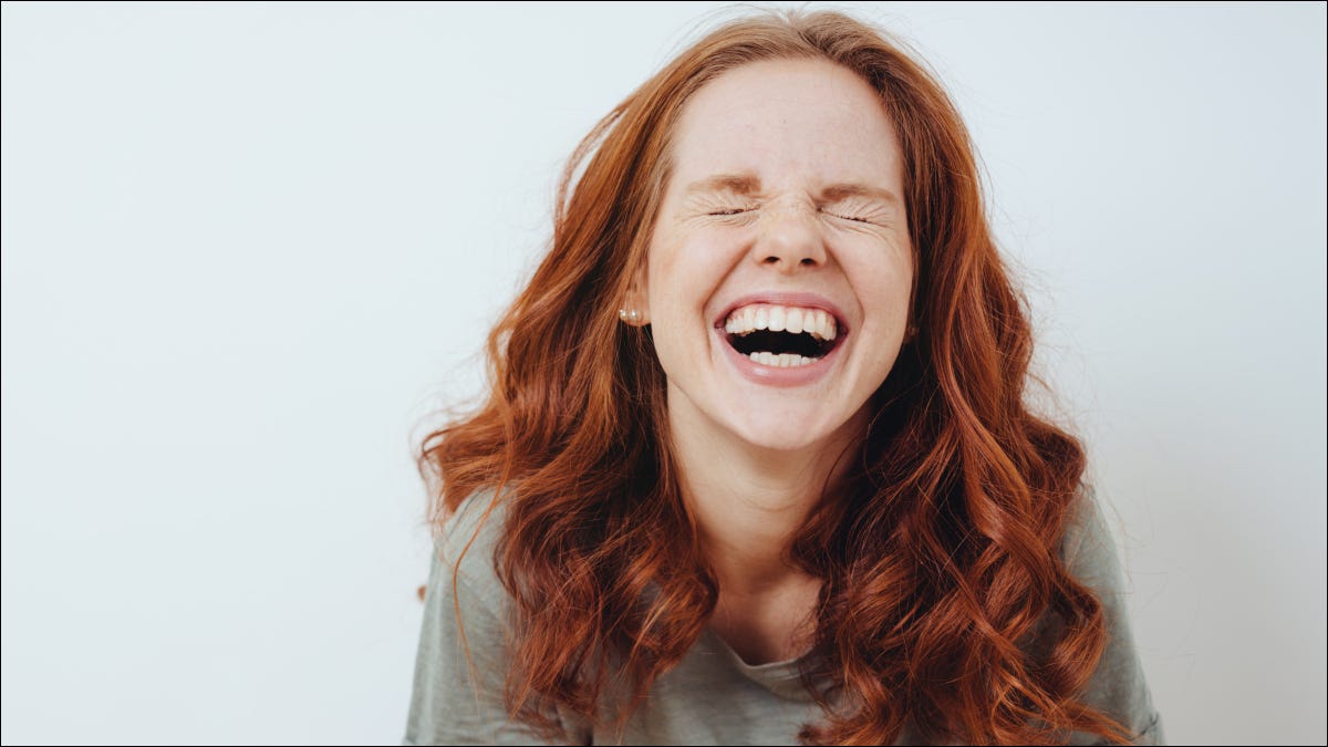 Mujer riendo histéricamente