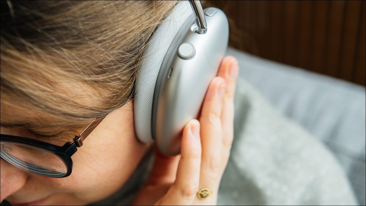 Primer plano de la taza de auriculares en la cabeza de la mujer