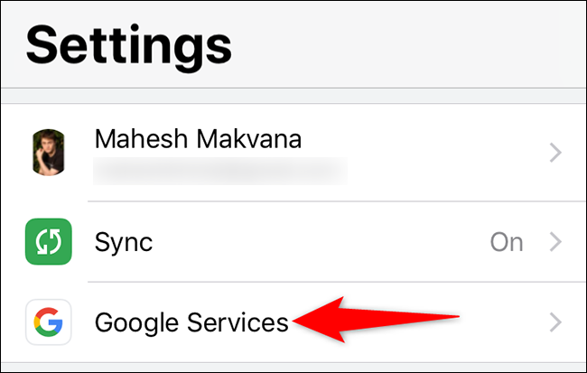 Toque "Servicios de Google" en la página "Configuración" en Chrome en iPhone.