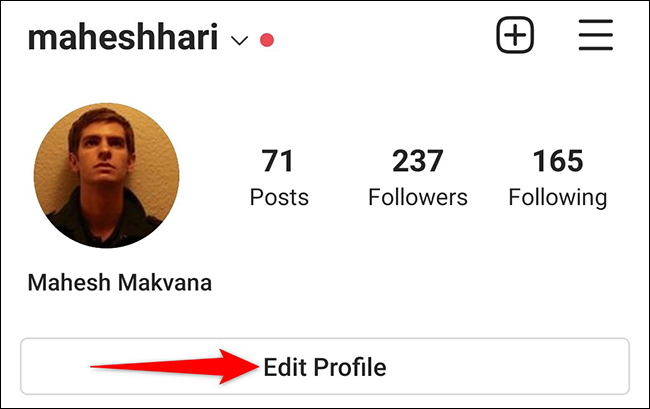 Toca "Editar perfil" en la página de perfil en la aplicación de Instagram.