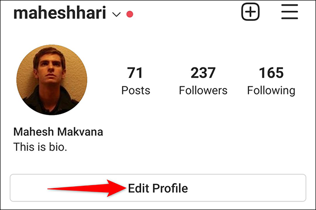 Toca "Editar perfil" en la página de perfil en la aplicación de Instagram.