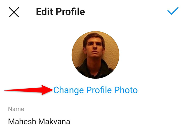 Toca "Cambiar foto de perfil" en la página "Editar perfil" de la aplicación de Instagram.