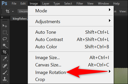 Haga clic en Imagen> Rotación de imagen en la barra de menú de Photoshop.