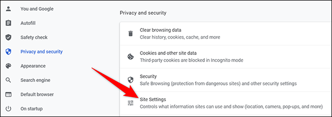 Haga clic en "Configuración del sitio" en la sección "Privacidad y seguridad" en Chrome en el escritorio.