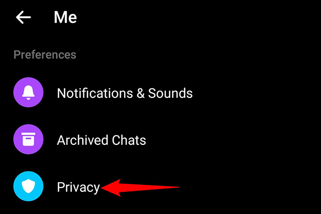 Toca "Privacidad" en la pantalla "Yo" en Messenger.