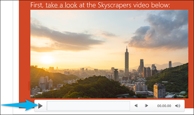 Haga clic en el botón de reproducción en el video en PowerPoint.
