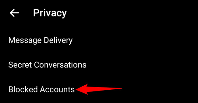 Toca "Cuentas bloqueadas" en la pantalla "Privacidad" en Messenger.