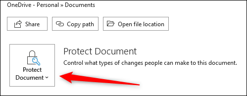 Haga clic en Proteger documento en la sección Información.