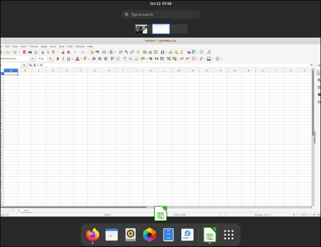 Pantalla de descripción general de Fedora 35 que muestra LibreOffice Calc en pantalla completa en un espacio de trabajo.