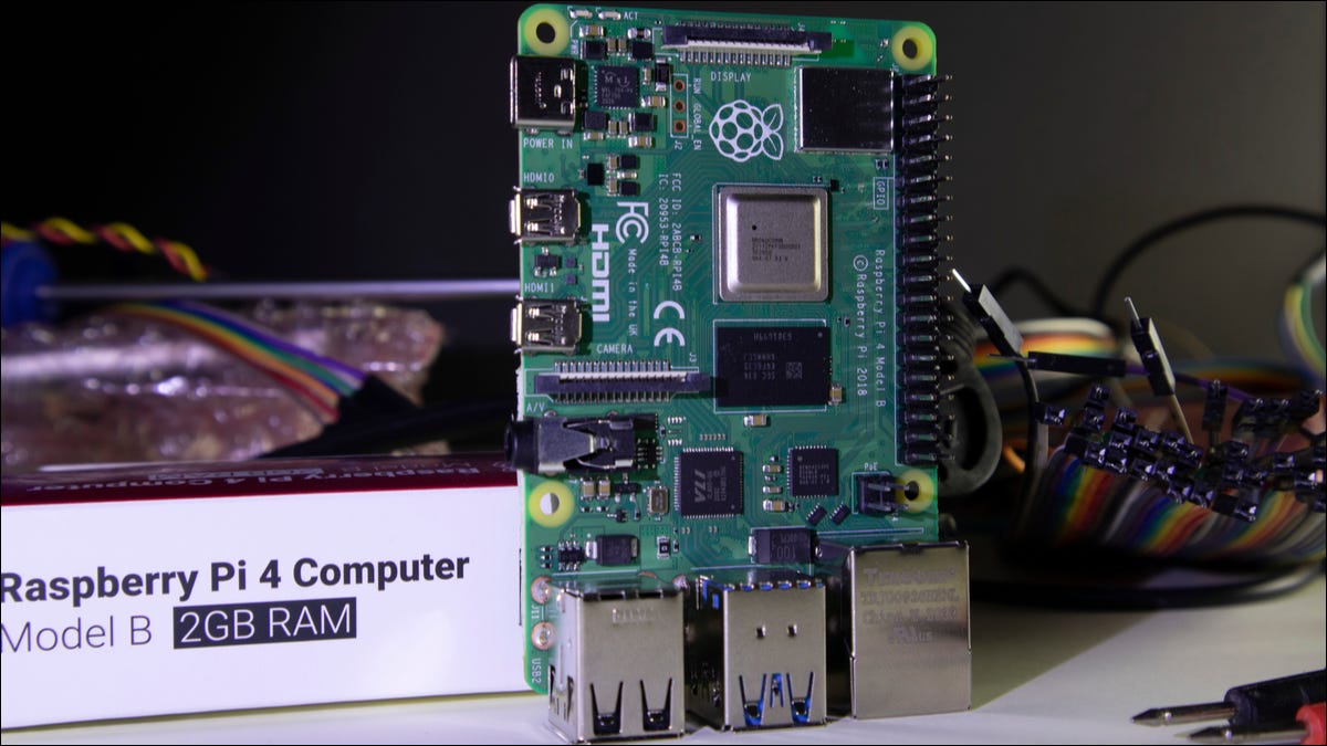Una computadora Raspberry Pi 4 B