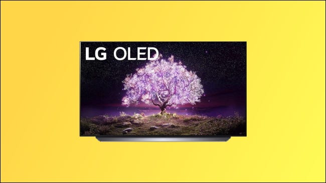 LG C1 sobre fondo amarillo
