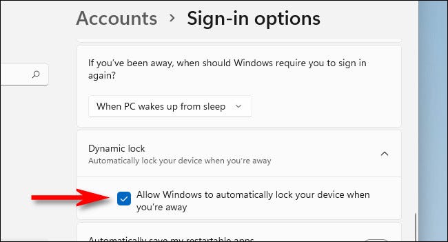 En Configuración, marque la casilla junto a "Permitir que Windows bloquee automáticamente su dispositivo cuando no esté".