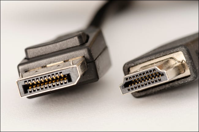 Primer plano de conectores DisplayPort y HDMI