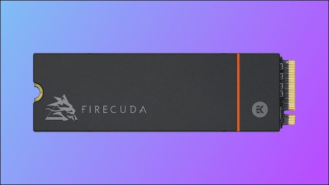 Firecuda SSD sobre fondo azul y morado