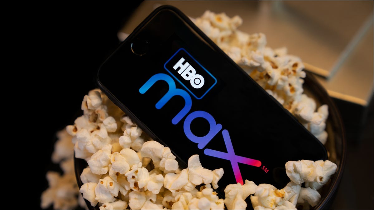 Logotipo de HBO Max en un teléfono inteligente sentado en palomitas de maíz