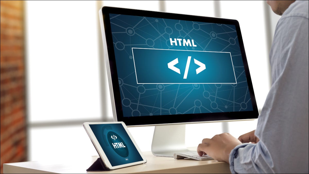 Primer plano de pantallas de computadoras y tabletas que muestran HTML