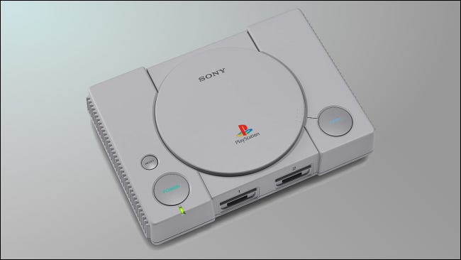 Playstation Classic sobre fondo gris claro