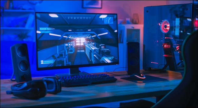 Una potente configuración de PC de escritorio con luces azules y neón