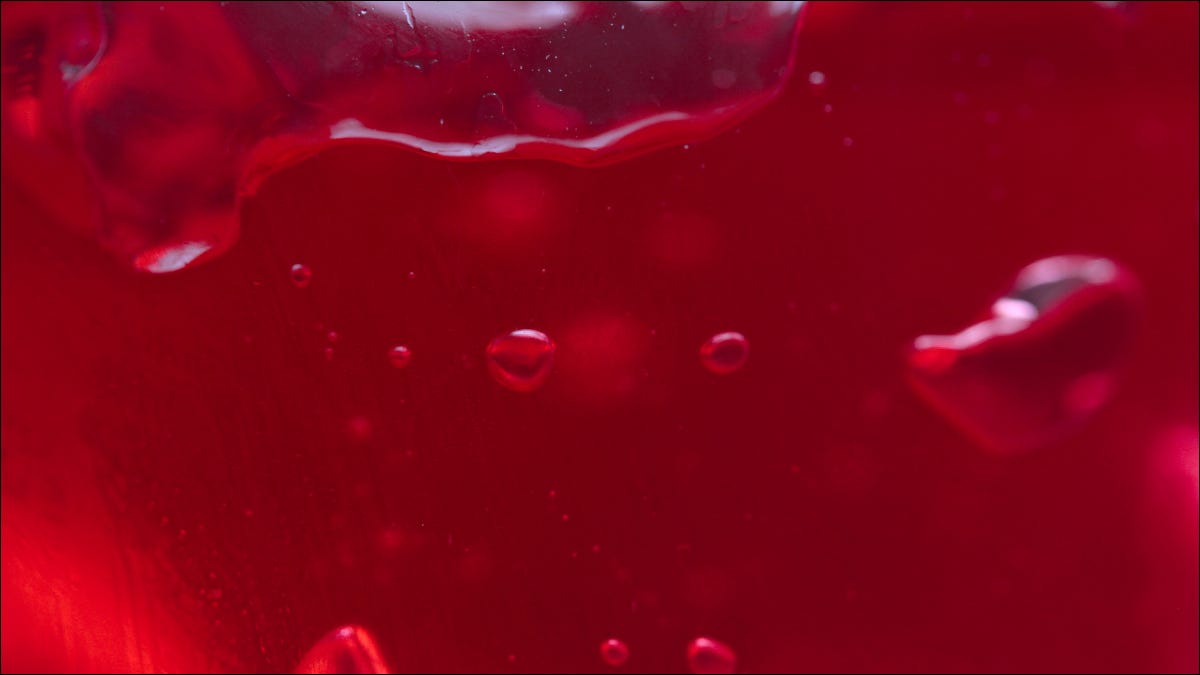 Textura de gelatina roja con burbujas de aire