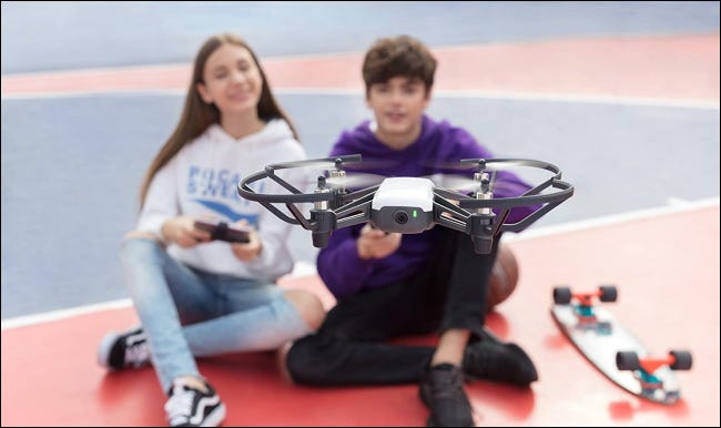 niños jugando con ryze drone