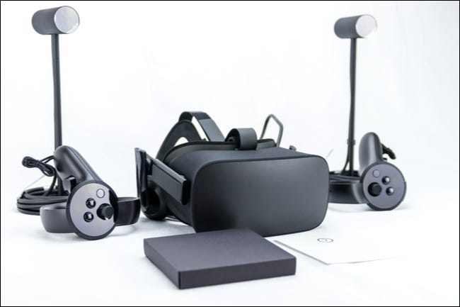 Ein original Oculus Rift-Headset mit Touch-Controllern und Tracking-Sensoren.