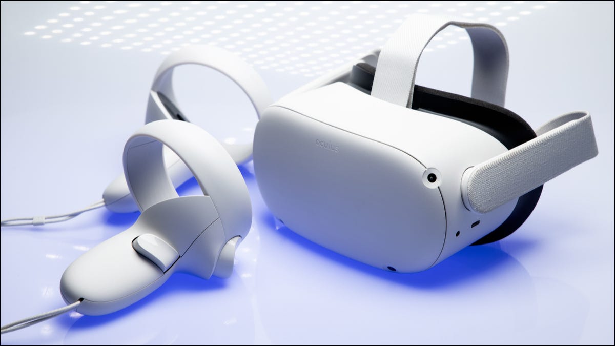 Un visor de realidad virtual Oculus Quest 2 y controladores táctiles.